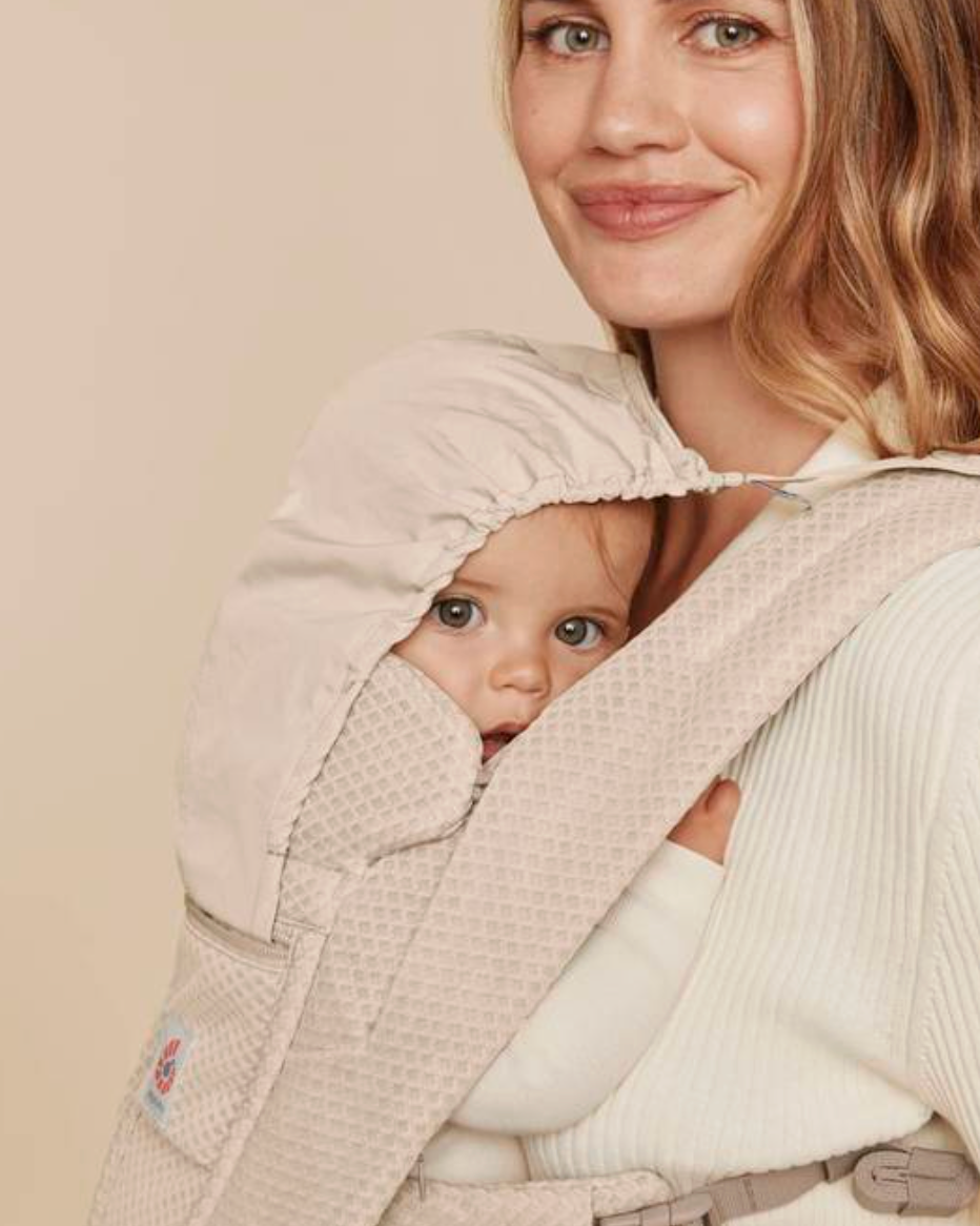 Ergobaby Omni Deluxe Mesh Babytrage in Natural Beige mit Baby