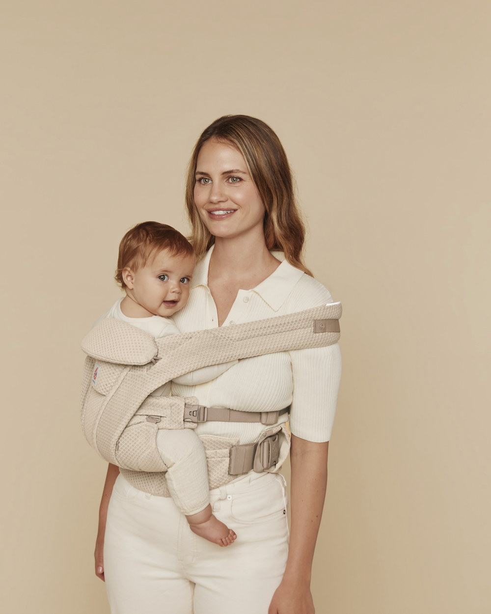Ergobaby Omni Deluxe Mesh Babytrage in Natural Beige mit Baby