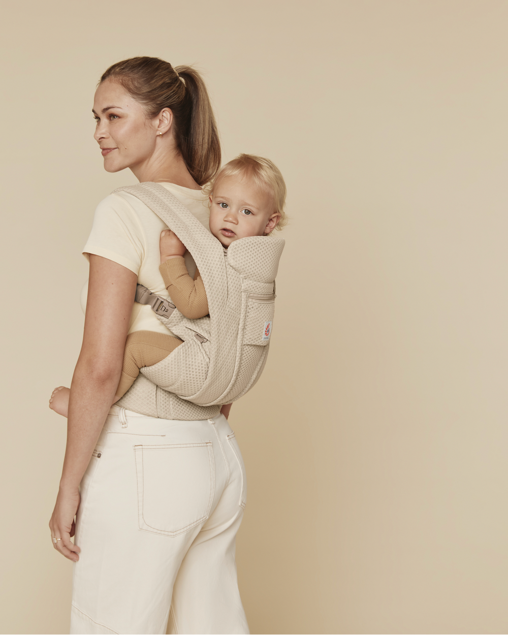 Ergobaby Omni Deluxe Mesh Babytrage in Natural Beige mit Baby