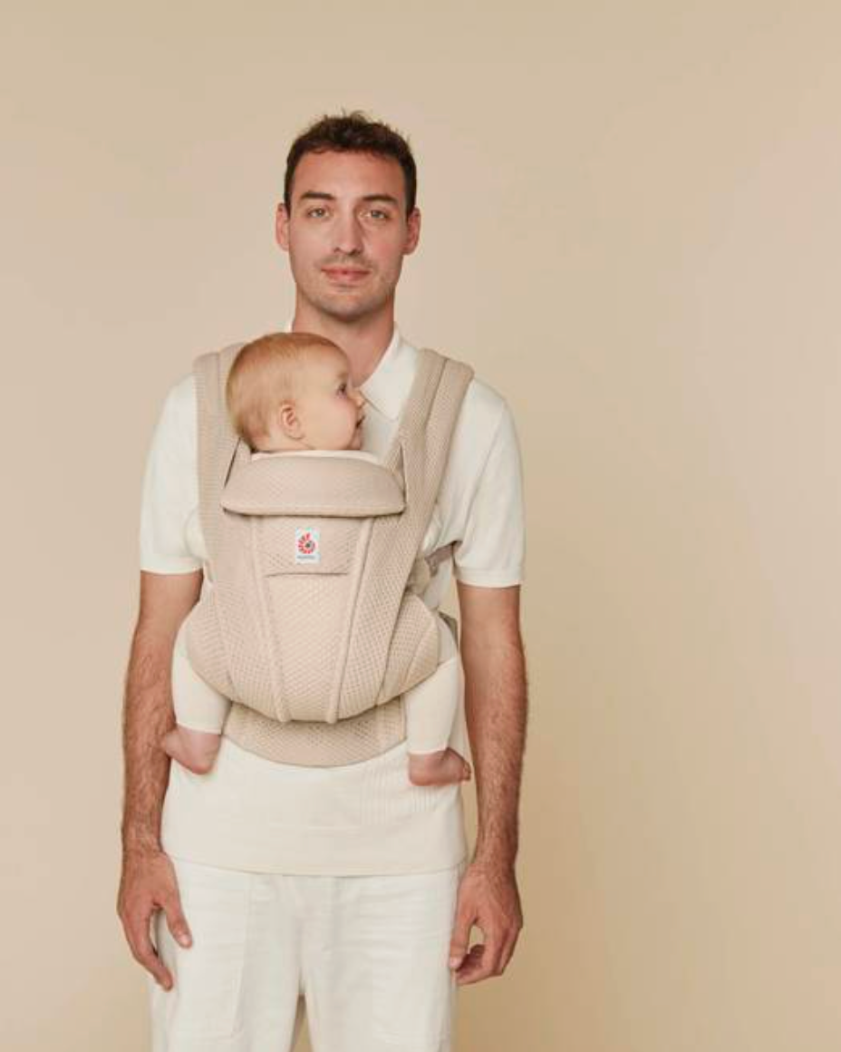 Ergobaby Omni Deluxe Mesh Babytrage in Natural Beige mit Baby