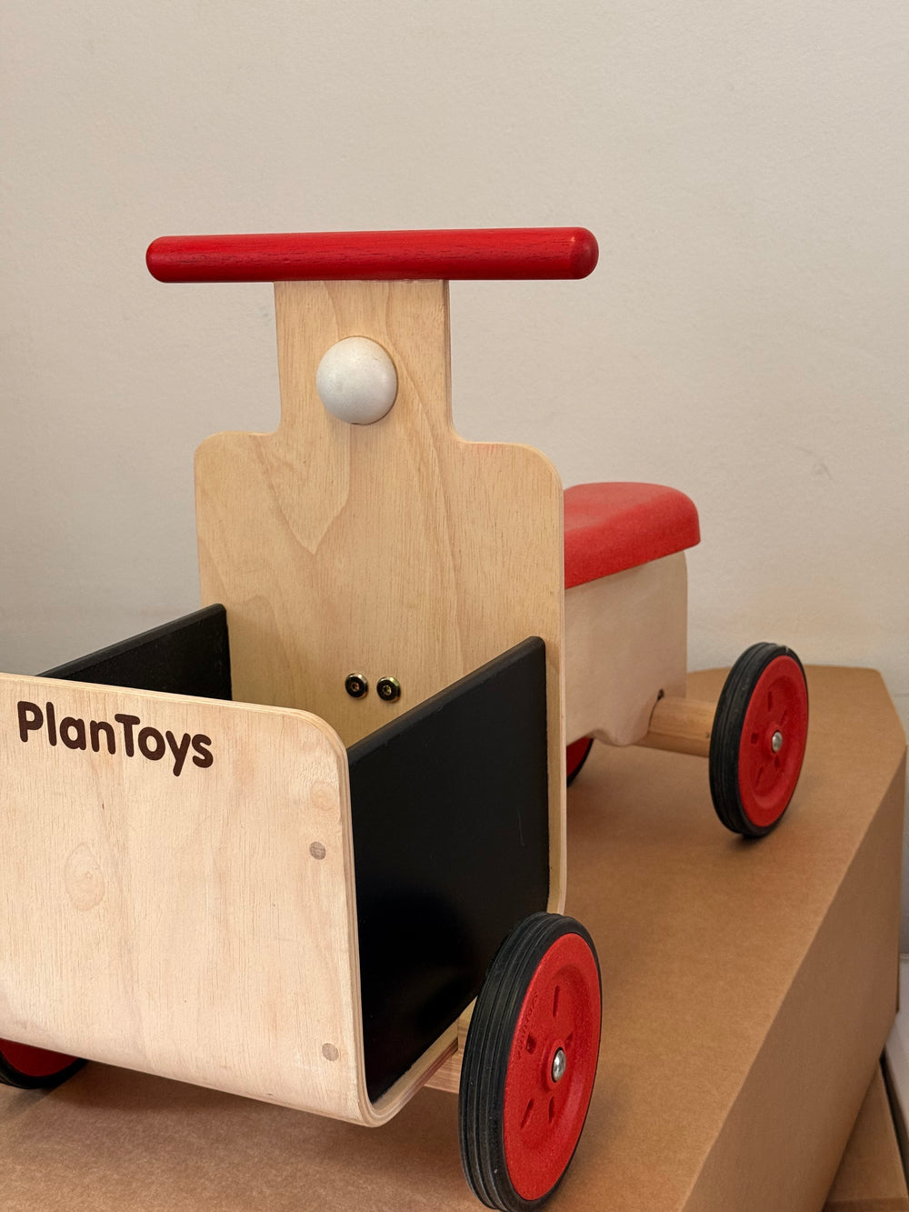 Plantoys Rutschauto Holz mit Lieferkorb Preloved 