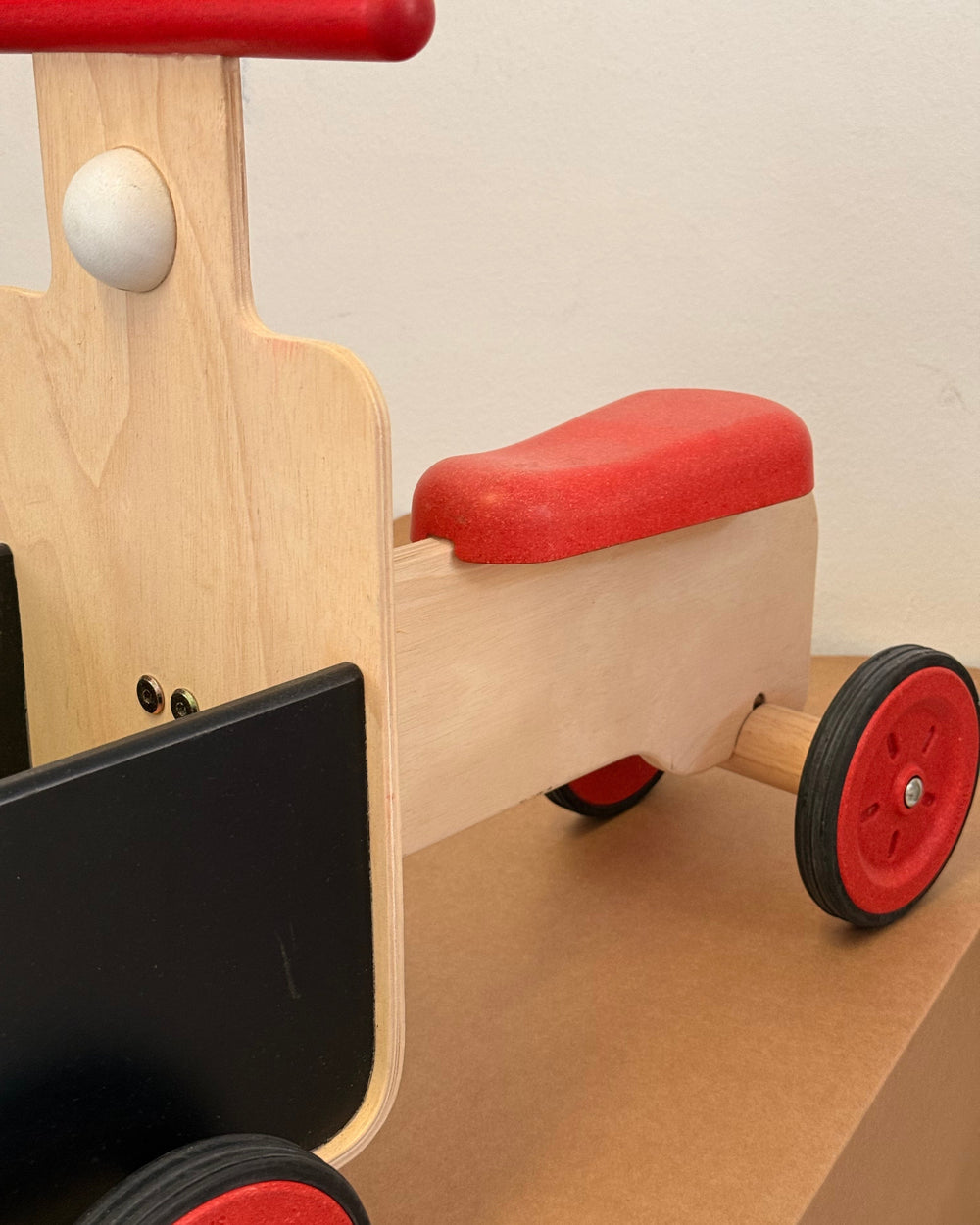 Plantoys Rutschauto Holz mit Lieferkorb Preloved Detail