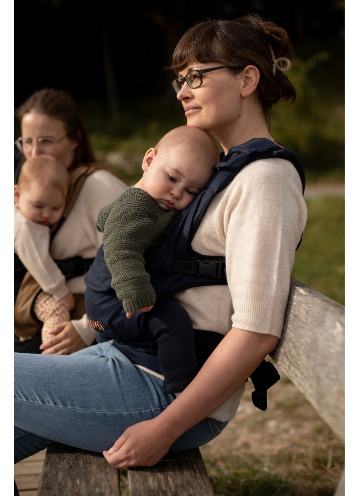 MOOVA Babytrage mit extra viel Bewegungsfreiheit