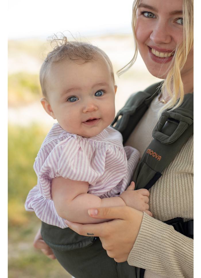 MOOVA Babytrage mit extra viel Bewegungsfreiheit